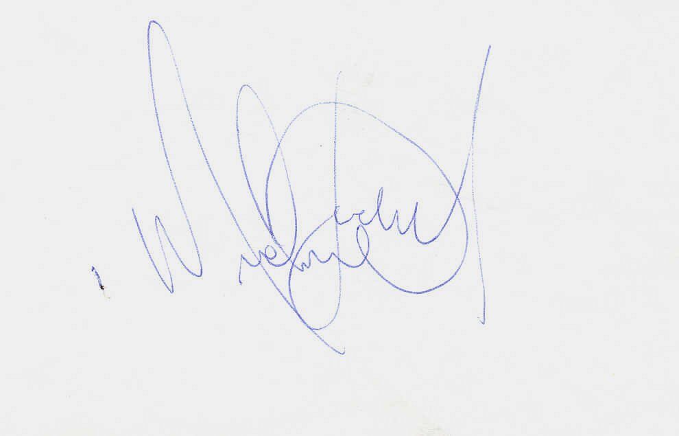 Michael Jackson schreibt ein Autogramm auf ein Blatt Papier in einer offenen Hand