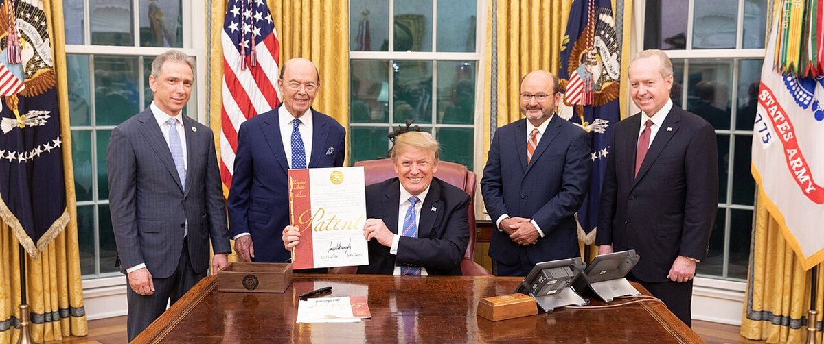 Donald Trump hält das zehnmillionste US-Patent mit seiner Unterschrift hoch